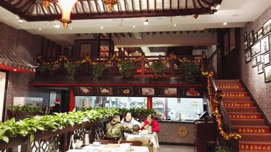 001EFHzpgy6YcUR2W8u36