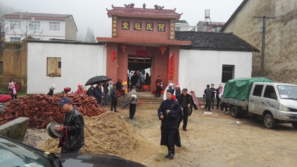 001EFHzpgy70HmqKH1S50