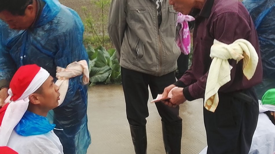 001EFHzpgy70HmvswN472